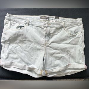 Torrid. 5 inch Boyfriend ClassicMid-Rise Shorts. Light wash. Size 22 New w/Tags.